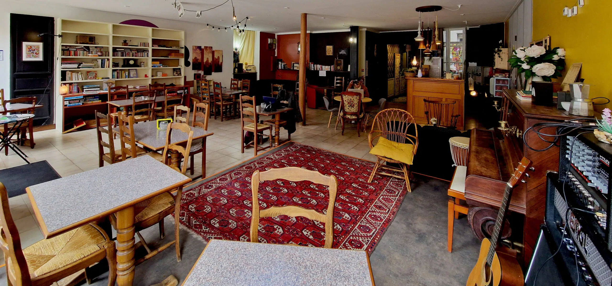 Intérieur du café Cause Toujours avec différentes zones